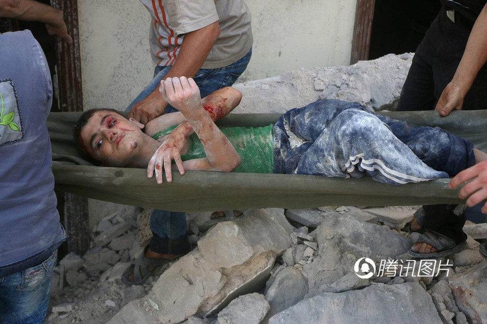 Ngày 24/7, tại Syria, bốn bệnh viện tạm tại thành phố Aleppo đang bị phiến quân bao vây đã bị trúng bom, khiến một trẻ sơ sinh thiệt mạng.