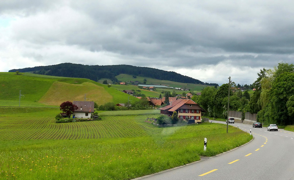 Những căn nhà lúp xúp 1-2 tầng xinh xắn hai bên đường tạo nên khung cảnh nên thơ, ấm cúng giống như trong uyện cổ tích. (Ảnh: Quang Hải/TTXVN)