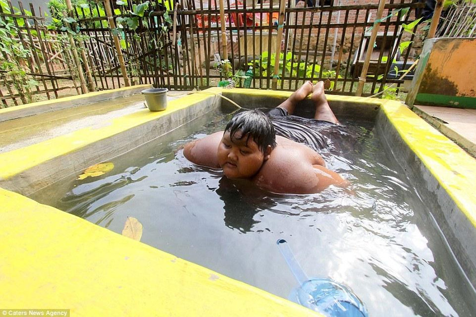 Sau đó, họ đưa Arya đi đến khắp các phòng khám trong làng nhưng các bác sỹ không hề phát hiện điều gì bất thường từ Arya.