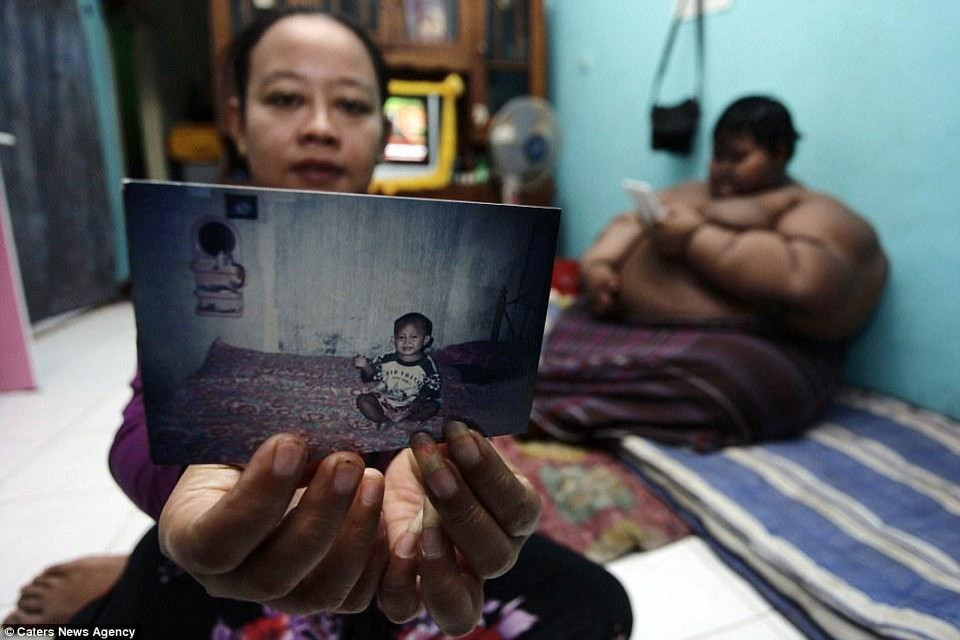 'Con trai tôi béo rất nhanh. Tôi rất lo cho sức khỏe của nó. Ngoài việc, cho ăn ít đi một chút, tôi chẳng biết phải làm gì để cậu bé không béo thêm,' cô Rokayah nói.