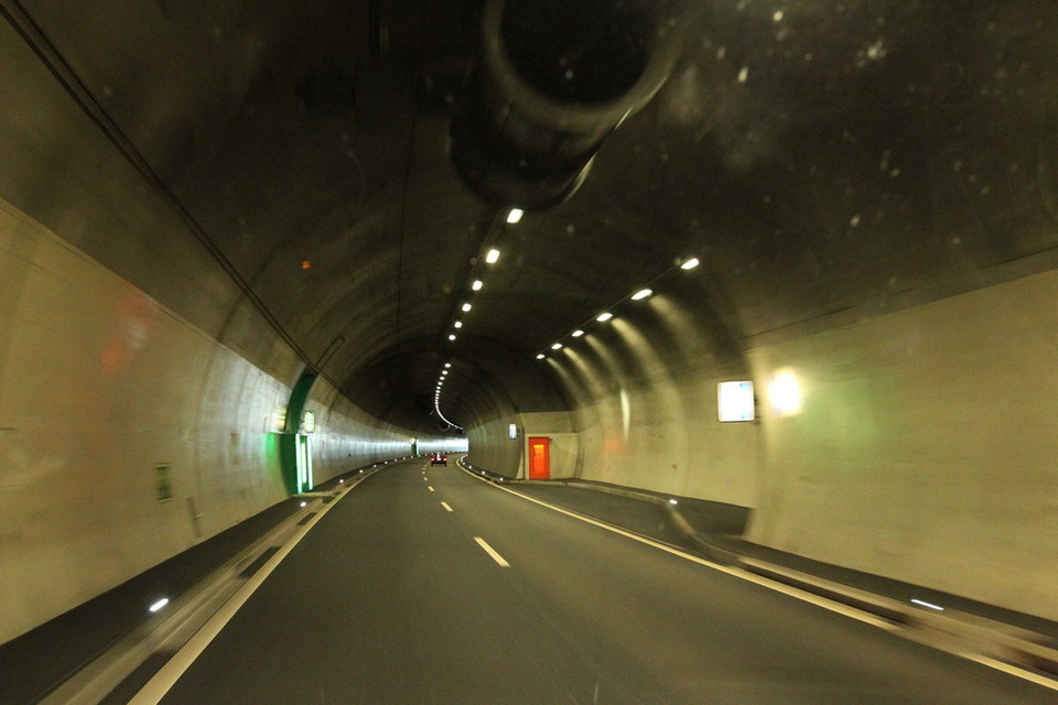 Hầm đường bộ d'Arrissoules dài 3km, trên đường từ Bern đi Geneva. (Ảnh: Quang Hải/TTXVN)