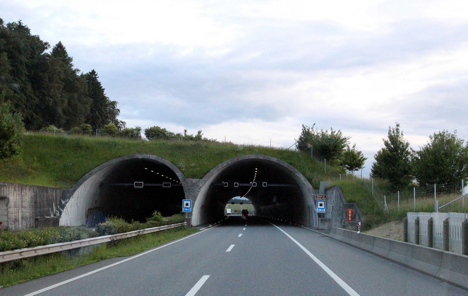 Hầm đường bộ Champ-Baly dài 240m, trên đường từ Bern đi Geneva. (Ảnh: Quang Hải/TTXVN)