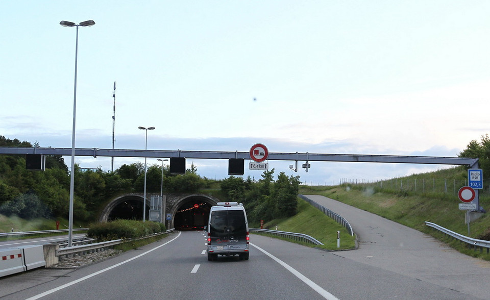 Một hầm đường bộ dài 1km, trên đường từ Bern đi Geneva. (Ảnh: Quang Hải/TTXVN)