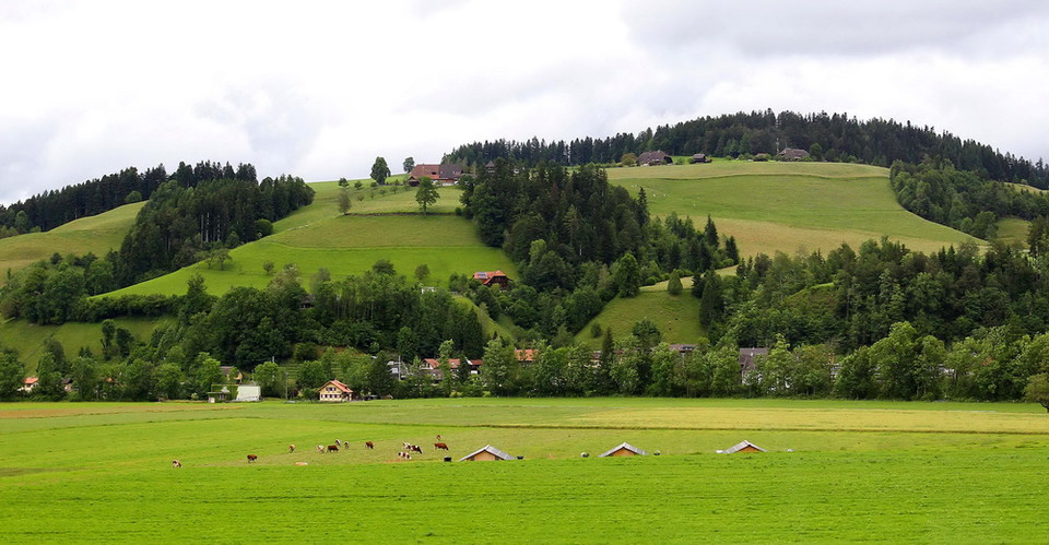 Những căn nhà yên ả dưới chân đồi và len lỏi trên sườn đồi tạo nên bức tranh thiên nhiên thơ mộng, yên bình. (Ảnh: Quang Hải/TTXVN)