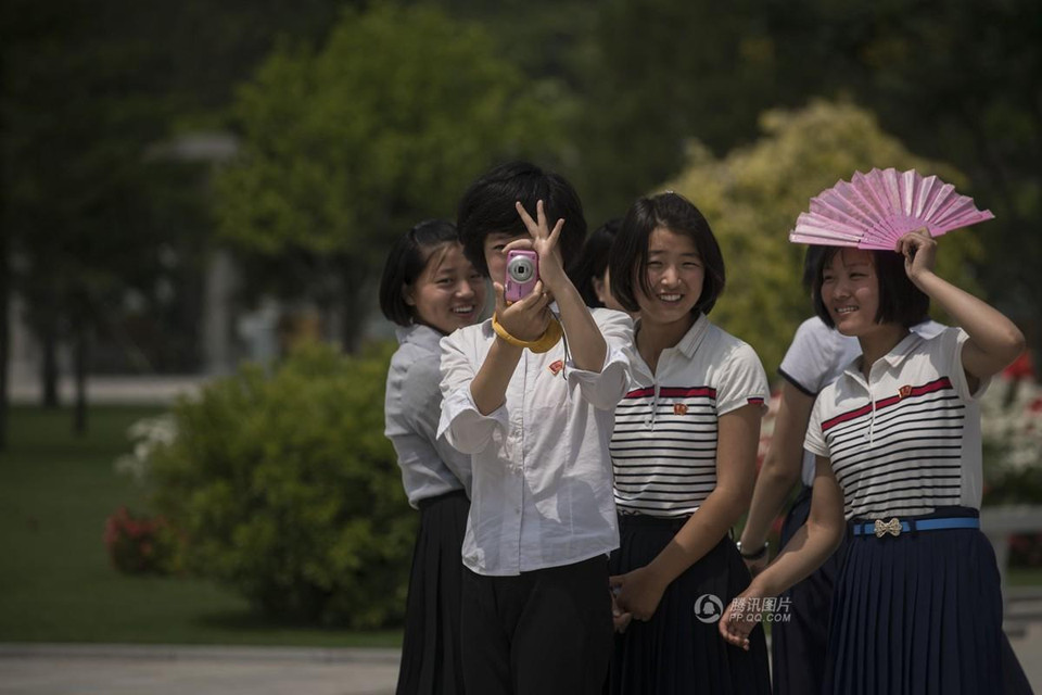 ...chụp ảnh bằng máy ảnh kỹ thuật số.​