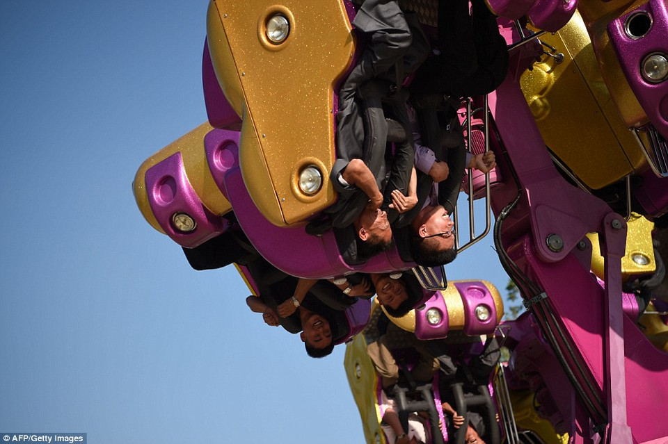 Mọi người chơi trò chơi mạo hiểm trong công viên ngoài trời. (Nguồn: AFP/Getty Images)