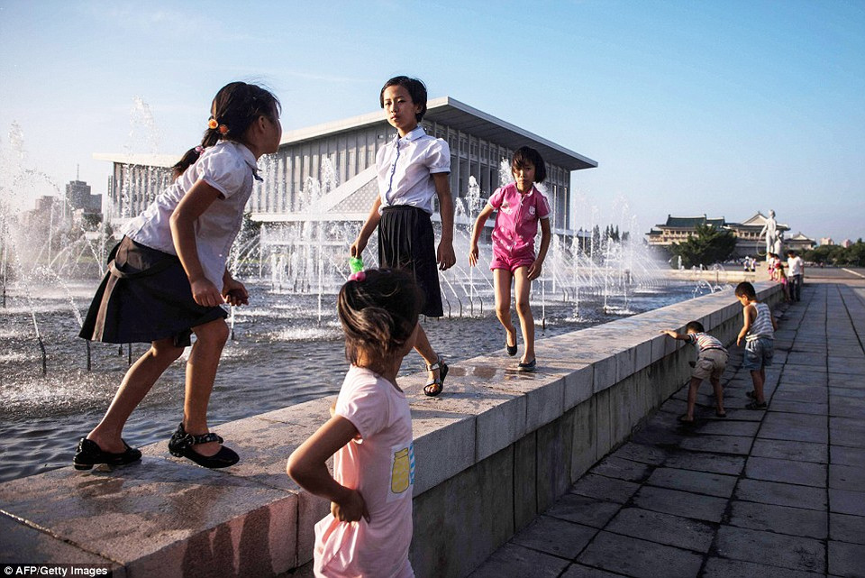 Vui chơi bên đài phun nước. (Nguồn: AFP/Getty Images)