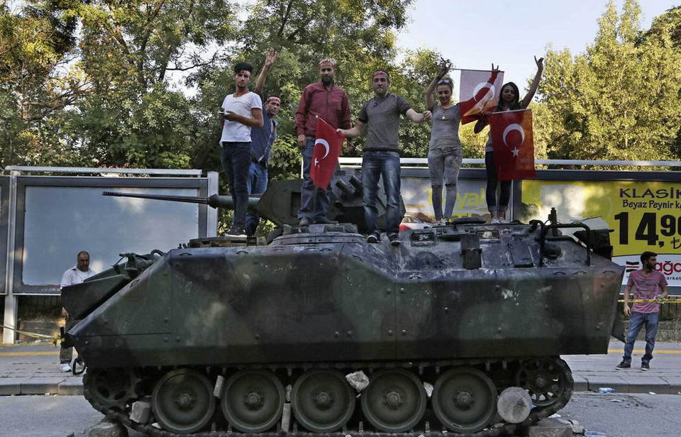 Chính phủ Thổ Nhĩ Kỳ công bố 2.839 người đã bị bắt giữ, trong đó có các binh sỹ và sỹ quan cấp cao.