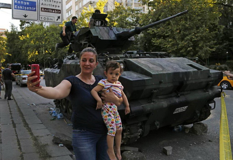 Sau khi nhà chức trách Thổ Nhĩ Kỳ tuyên bố đập tan vụ đảo chính nhằm lật đổ Tổng thống Tayyip Erdogan, hàng loạt xe bọc thép bỏ lại trên đường phố được người dân tận dụng để chụp ảnh. (Nguồn: Gokhan Balci)