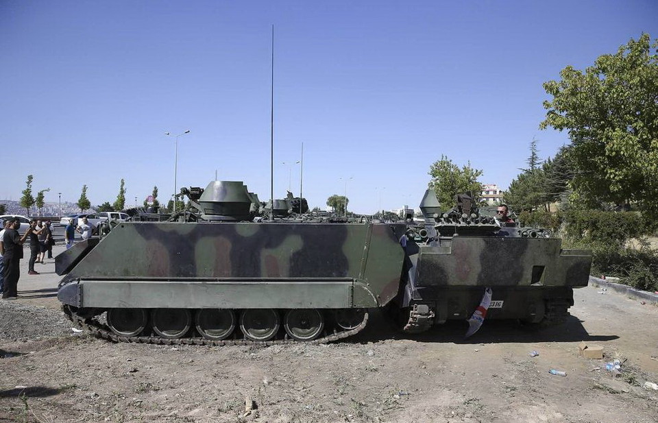 Nhà chức trách Thổ Nhĩ Kỳ đã ra lệnh bắt giữ 2.745 thẩm phán và công tố viên bị nghi ngờ liên quan đến giáo sỹ Fethullah Gulen, nhân vật bị cáo buộc kích động sự nổi dậy trong bộ máy tư pháp và quân đội Thổ Nhĩ Kỳ.