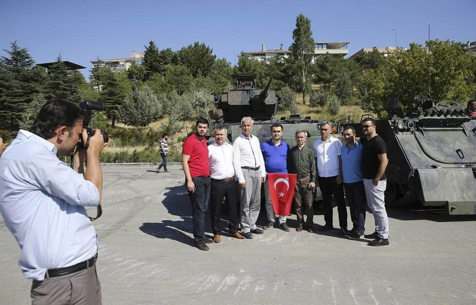 Người dân tranh thủ chụp ảnh