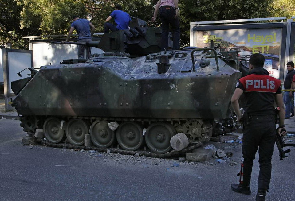 ​Xe bọc thép bị bỏ lại trên đường.