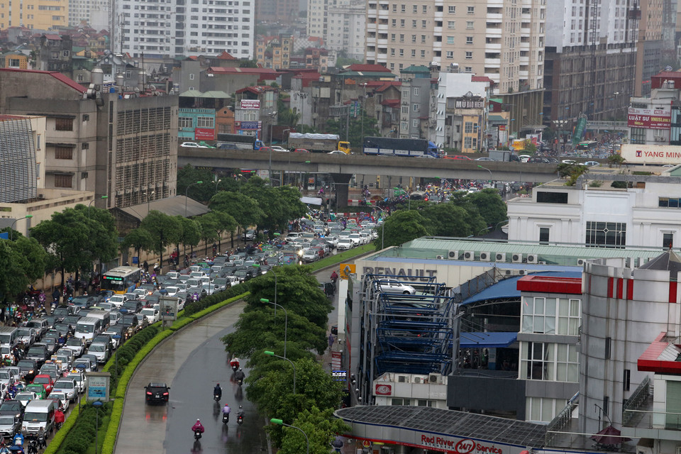 Ùn tắc giao thông trên phố Lê Văn Lương kéo dài. (Ảnh: Minh Quân/TTXVN)