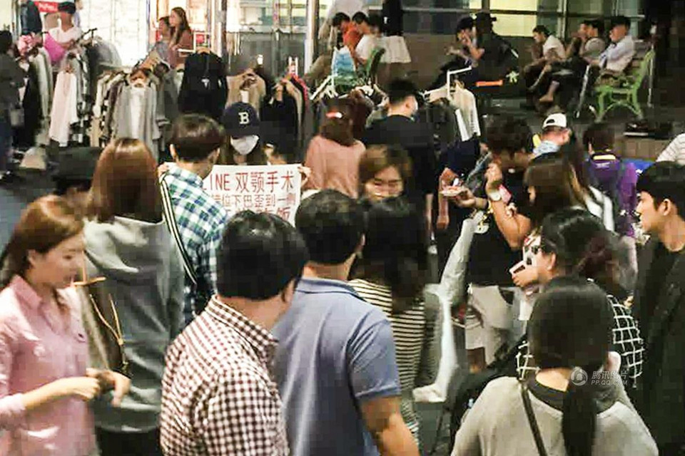 Các cô gái này thu hút sự chú ý của rất đông người qua đường. (Nguồn: QQ) 