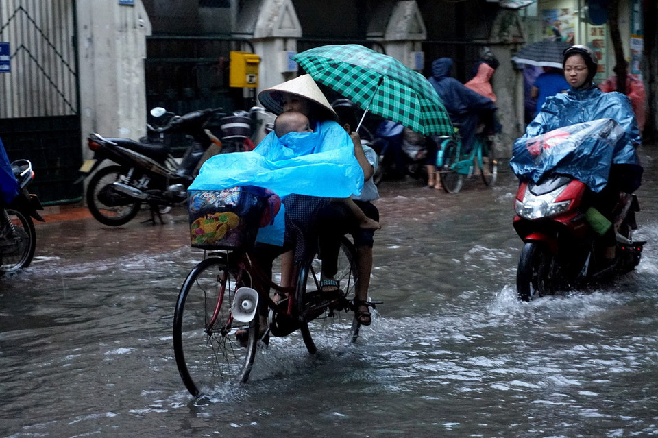 Cảnh ngập lụt tại phố Đội Cấn. (Ảnh: Huy Hùng/TTXVN)