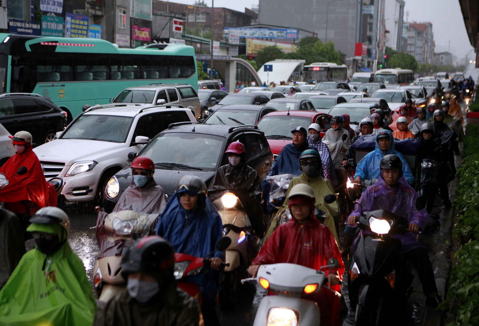 Cảnh ùn tắc xảy ra trên đường Nguyễn Xiển. (Ảnh: Phạm Kiên/TTXVN)