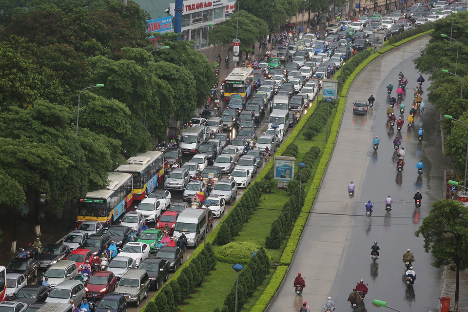 Ùn tắc giao thông trên phố Lê Văn Lương kéo dài. (Ảnh: Minh Quân/TTXVN)