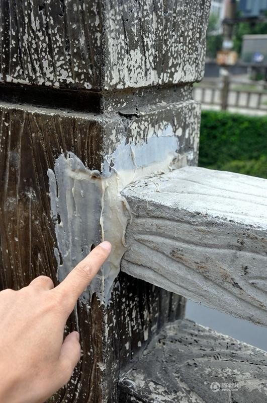 Cơ quan chức năng chỉ đối phó bằng cách dính những vết nứt lại bằng keo. (Nguồn: QQ)