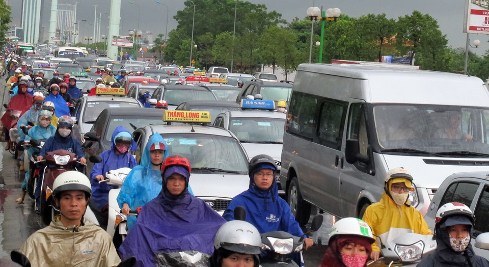 Tắc đường trên phố Lê Văn Lương. (Nguồn: TTXVN)