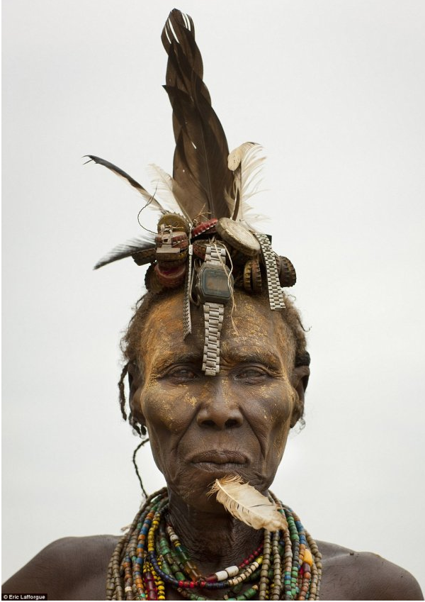 Đàn ông chỉ được đội những bộ trang sức bằng nắp chai trên đầu đến khi kết hôn. Sau khi kết hôn, họ sẽ phải tạo ra những 'chiếc mũ' bằng đất sét với những hình vẽ hài hước. Khi đi săn bắn trở về hay chiến thắng kẻ thù, họ sẽ được cắm thêm một lông chim. (Nguồn: Eric Lafforgue)