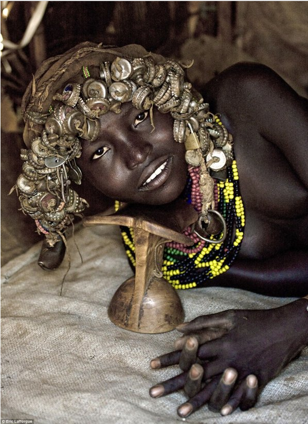 Tất cả người dân bộ lạc này khi đi ngủ đều dùng loại gối gỗ. Lafforgue nói đùa rằng: 'Tạo hình của họ mất cả mấy tháng để hoàn thành nên không thể làm hỏng bởi giấc ngủ.' (Nguồn: Eric Lafforgue)