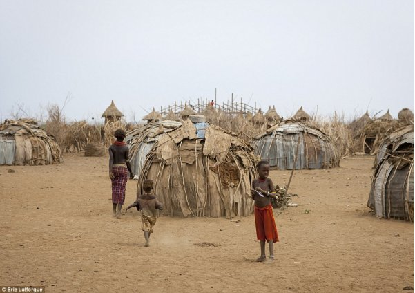 Đối với những người dân bộ lạc Daasanech, địa hình gồ ghề và thời tiết khắc nghiệt khiến họ phải liên tục di chuyển, tìm kiếm những đồng cỏ mới nên ngôi làng của họ trông giống như những trại tị nạn. (Nguồn: Eric Lafforgue)