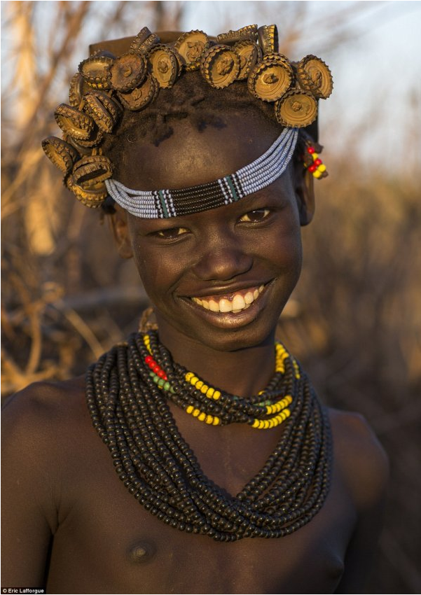 Người dân ở đây có các cách làm đẹp khác nhau. Trong khi các cô gái trẻ và các bé gái thường chỉ đội những bộ trang sức đơn giản nhất trên đầu thì những người già phải đội những bộ trang sức cầu kỳ hơn rất nhiều. (Nguồn: Eric Lafforgue)