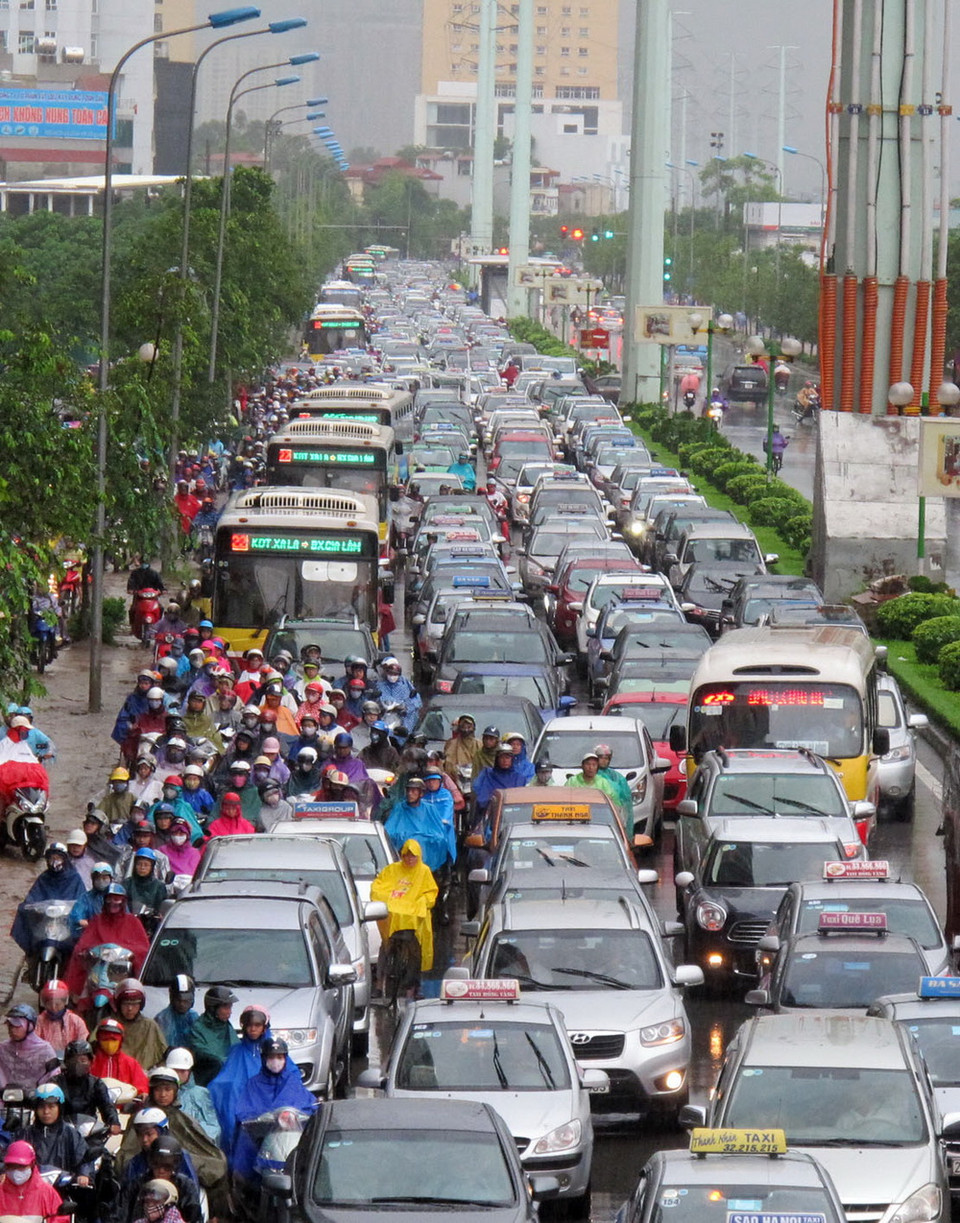 Tắc đường trên phố Lê Văn Lương. (Nguồn: TTXVN)