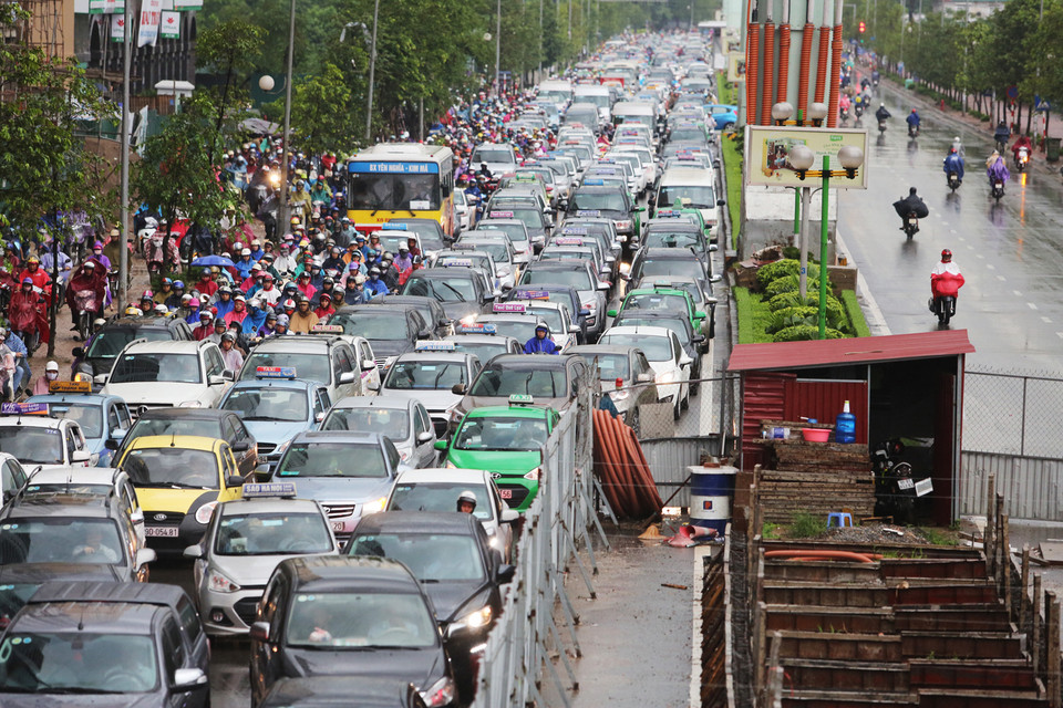 Ùn tắc giao thông trên phố Lê Văn Lương kéo dài. (Ảnh: Minh Quân/TTXVN)