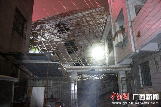 Tòa nhà bị sập được xây dựng từ mùa Hè năm 2014. Ngôi nhà được xây dựng mà không theo bất cứ thiết kế nào. Khi thi công, chủ nhà đã phát hiện dầm có vấn đề nhưng vẫn tiếp tục xây dựng. (Nguồn: chinanews.com)