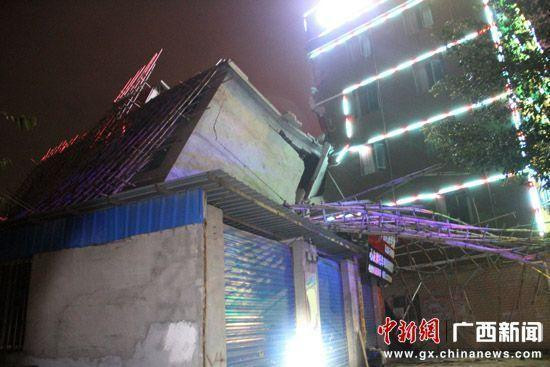 Sau khi sự việc xảy ra, lực lượng chức năng của thành phố Quế Lâm đã đến hiện trường và xác định ngôi nhà xây dựng trái phép. Trước đó, họ đã gửi thông báo việc dỡ bỏ ngôi nhà nhưng chủ nhà vẫn tiếp tục xây dựng. (Nguồn: chinanews.com)