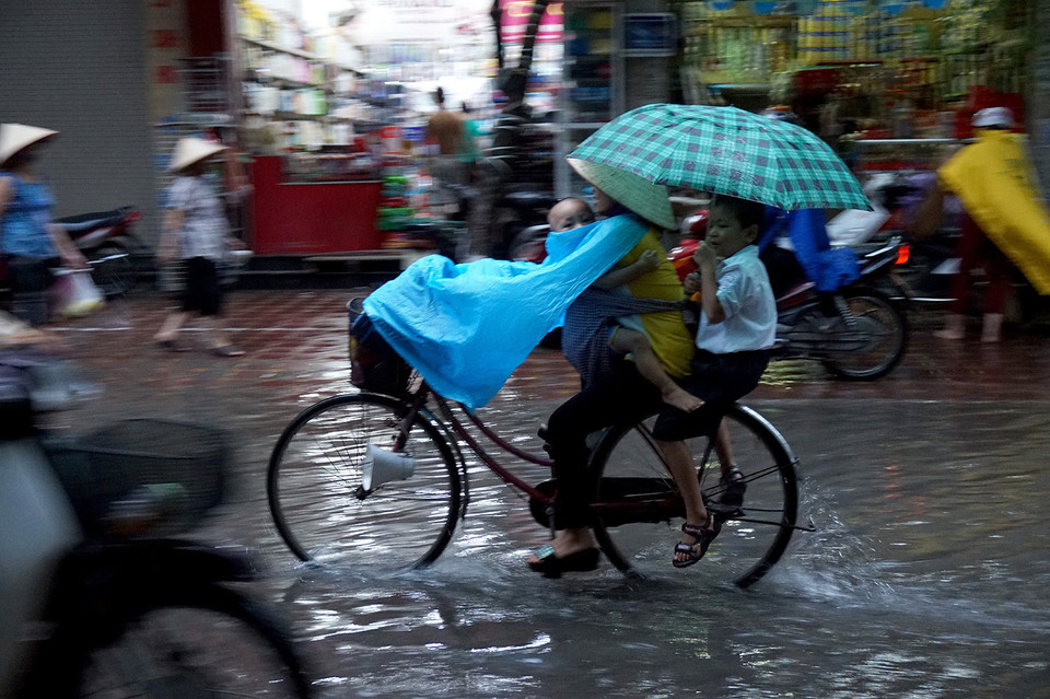 Cảnh ngập lụt tại phố Đội Cấn. (Ảnh: Huy Hùng/TTXVN)