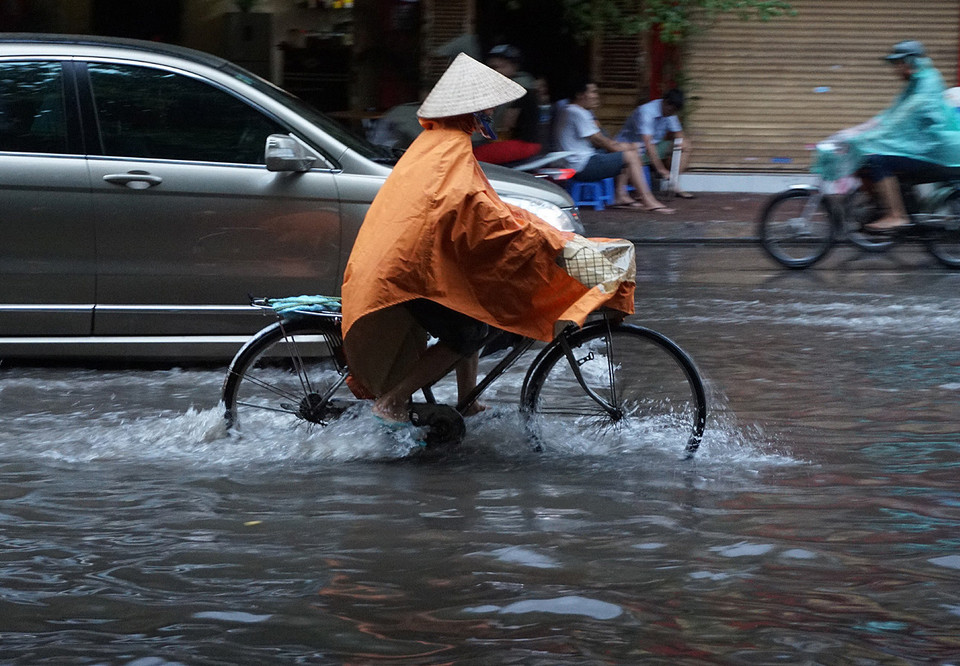 Cảnh ngập lụt tại phố Giang Văn Minh. (Ảnh: Huy Hùng/TTXVN)