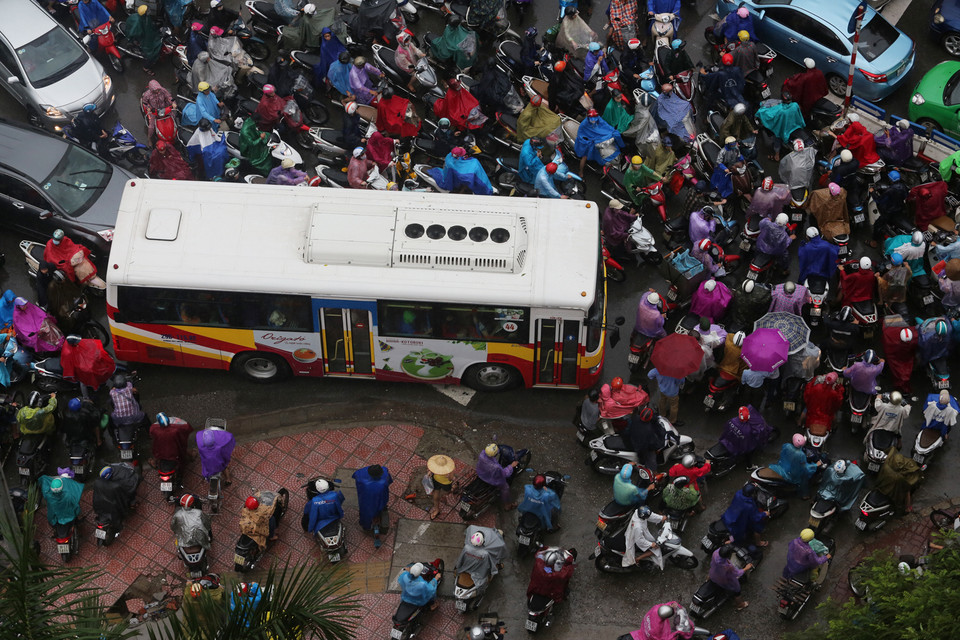 Cảnh giao thông hỗn loạn vào giờ cao điểm như thế này đã xảy ra tại không ít nơi. (Ảnh: Minh Quân/TTXVN)