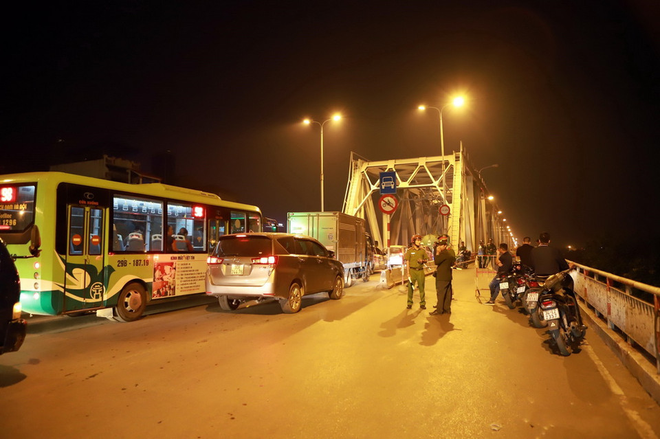 Lực lượng chức năng đang tiến hành phân luồng giao thông sau vụ tai nạn. (Ảnh: Hoàng Hùng/TTXVN)