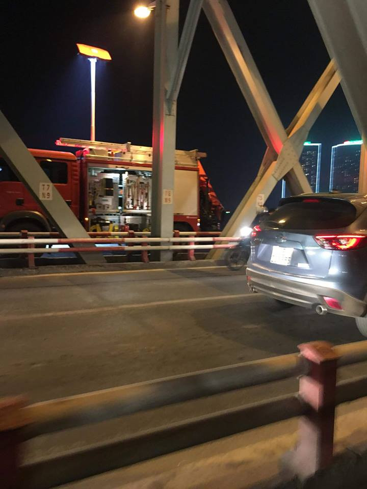 20 giờ 20 phút, xe Phòng cháy chữa cháy đã có mặt, tiến hành cứu hộ cứu nạn. Hiện, các lực lượng đang phối hợp tích cực để xác định nguyên nhân cũng như cứu nạn. (Ảnh: PV/Vietnam+)