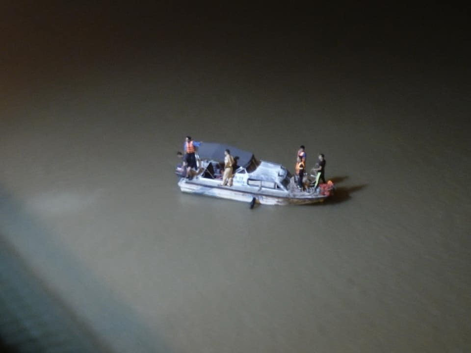 Lực lượng chức năng khẩn trương tìm kiếm người và phương tiện gặp nạn. (Nguồn: TTXVN)