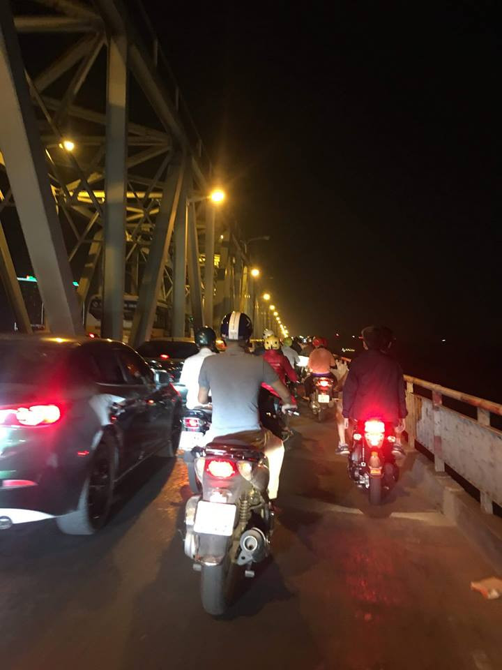 Cầu Chương Dương hiện tắc cục bộ. (Ảnh: PV/Vietnam+)