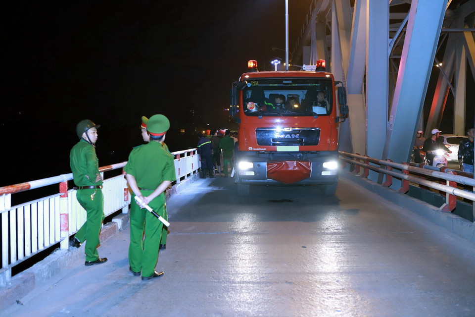 Lực lượng chức năng đang tiến hành điều tra nguyên nhân vụ tai nạn. (Ảnh: Hoàng Hùng/ TTXVN)