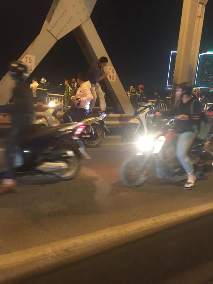 Sự việc trên xảy ra vào khoảng 19 giờ 45 phút tối nay (3/11) trên cầu Chương Dương theo hướng từ Gia Lâm về nội thành Hà Nội. (Ảnh: PV/Vietnam+)