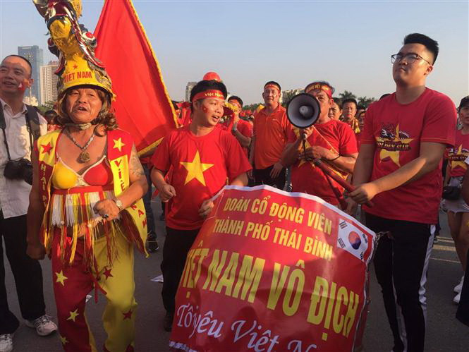 Cổ động viên cổ vũ đội tuyển Việt Nam bên ngoài sân vận động Mỹ Đình. (Ảnh: Thành Đạt/TTXVN)