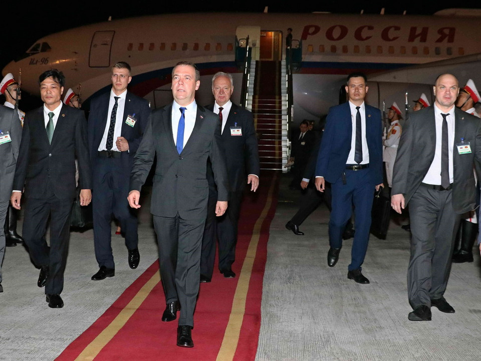 Thủ tướng Liên bang Nga Dmitry Medvedev đến sân bay Quốc tế Nội Bài (Hà Nội). (Ảnh: Văn Điệp/TTXVN)