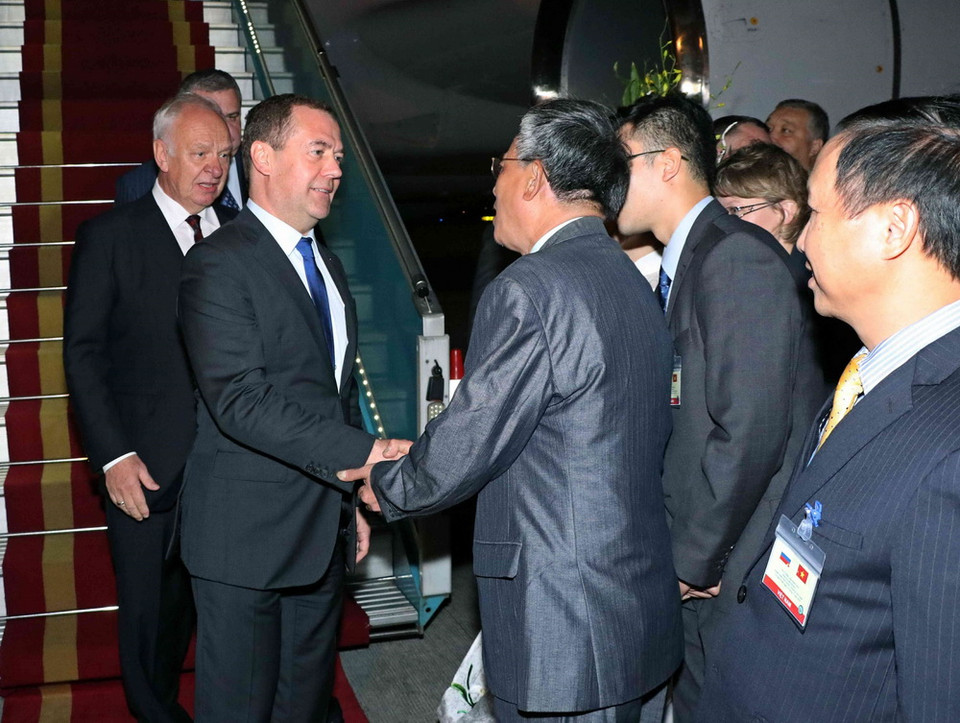 Thứ trưởng Bộ Ngoại giao Phạm Quang Vinh đón Thủ tướng Liên bang Nga Dmitry Anatolyevich Medvedev tại sân bay Quốc tế Nội Bài (Hà Nội). (Ảnh: Văn Điệp/TTXVN)