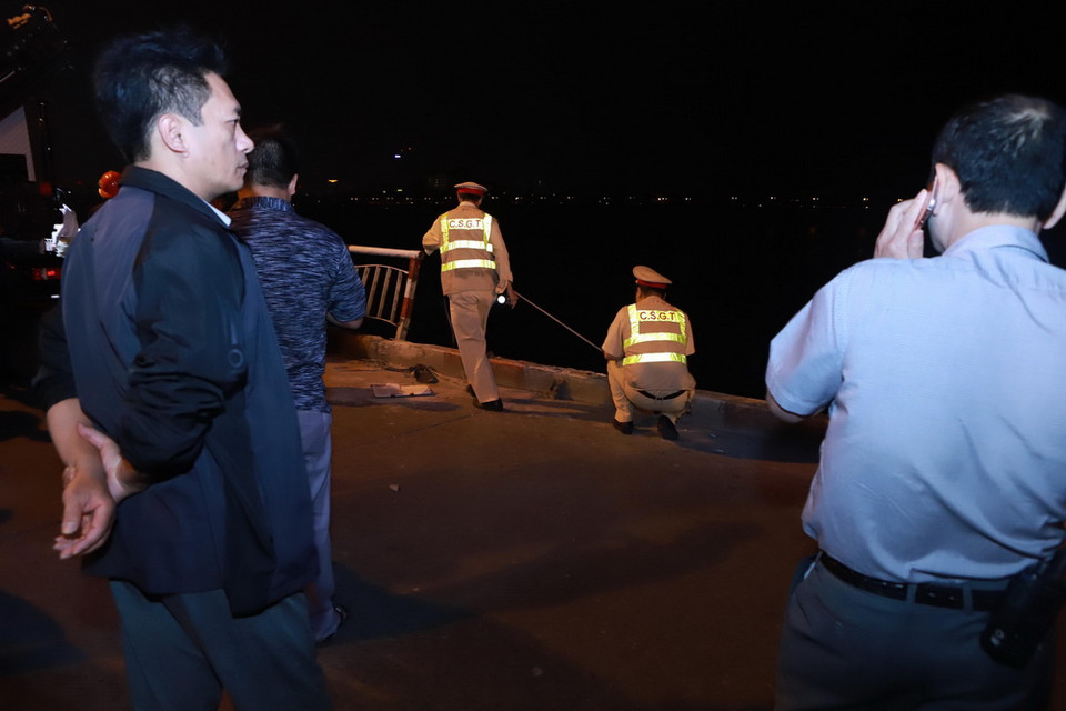 Lực lượng chức năng đang tiến hành điều tra nguyên nhân vụ tai nạn. (Ảnh: Hoàng Hùng/TTXVN)