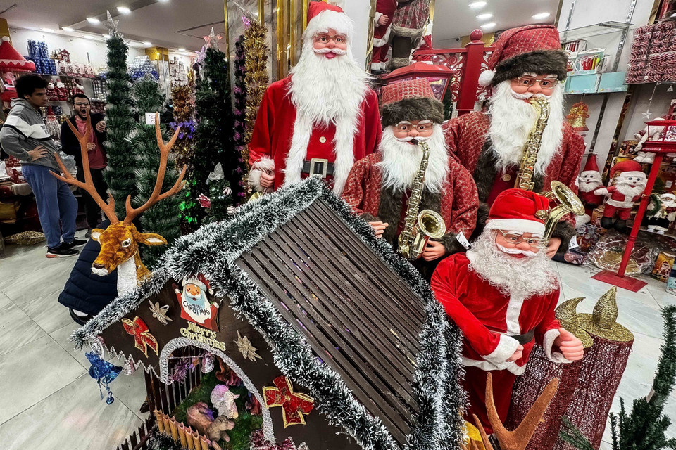 Người dân mua sắm chuẩn bị cho Giáng sinh tại một khu chợ ở Cairo, Ai Cập, ngày 21/12/2023. (Ảnh: THX/TTXVN)