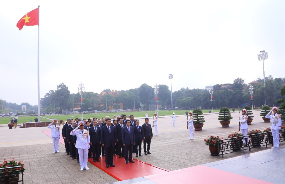 Trong chương trình thăm cấp Nhà nước tới Việt Nam, sáng 13/12/2023, Tổng Bí thư Ban Chấp hành Trung ương Đảng Cộng sản Trung Quốc, Chủ tịch nước Cộng hòa Nhân dân Trung Hoa Tập Cận Bình cùng Đoàn Đại biểu Cấp cao Trung Quốc đến đặt vòng hoa và vào Lăng viếng Chủ tịch Hồ Chí Minh. (Ảnh: Văn Điệp/TTXVN)