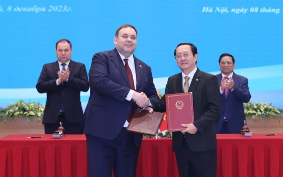 Thủ tướng Phạm Minh Chính và Thủ tướng Belarus Roman Golovchenko chứng kiến trao Bản ghi nhớ giữa Việt Nam và Belarus về hợp tác và trao đổi thông tin trong lĩnh vực an toàn hạt nhân và bảo vệ bức xạ và Thỏa thuận hợp tác về phổ biến chính thức các tiêu chuẩn quốc gia Việt Nam trên lãnh thổ Belarus. (Ảnh: Dương Giang/TTXVN)