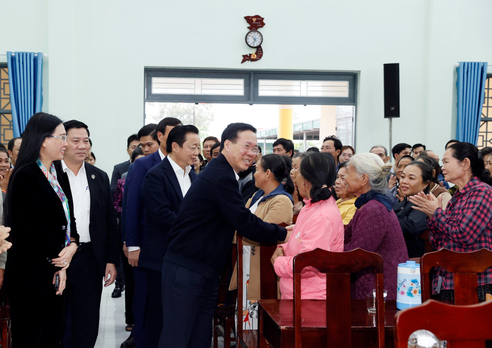 Chủ tịch nước Võ Văn Thưởng thăm hỏi nhân dân xã nông thôn mới Bình Thuận, huyện Bình Sơn. (Ảnh: Thống Nhất/TTXVN)