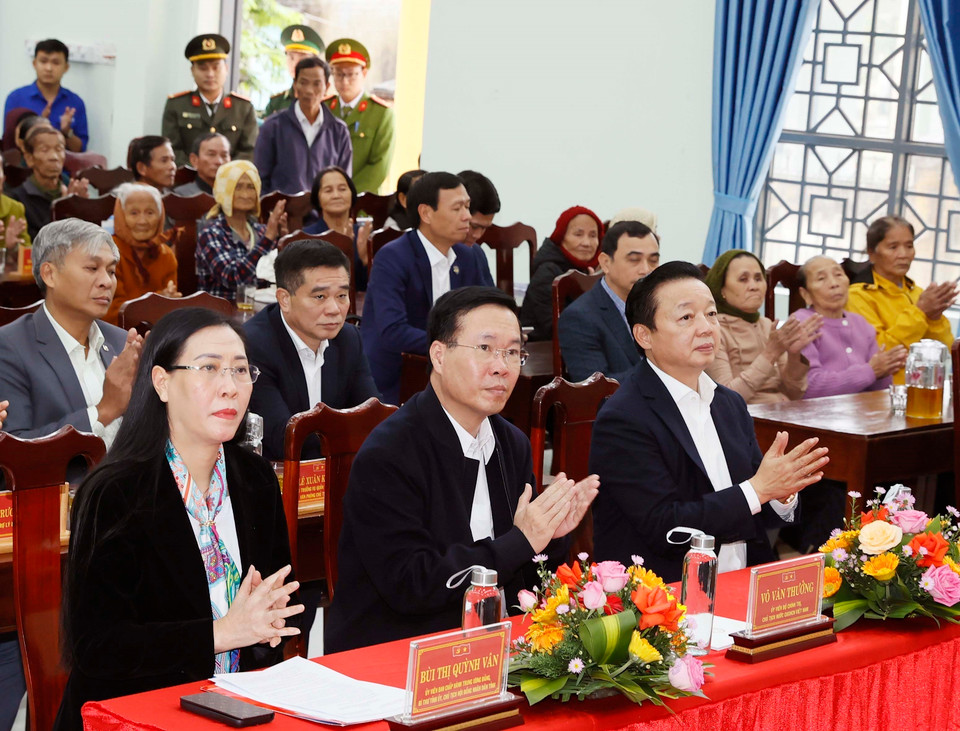 Chủ tịch nước Võ Văn Thưởng thăm xã nông thôn mới Bình Thuận, huyện Bình Sơn, tỉnh Quảng Ngãi. (Ảnh: Thống Nhất/TTXVN)