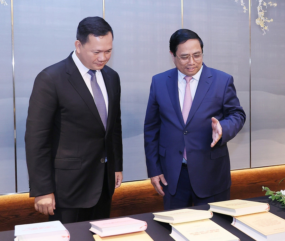 Thủ tướng Phạm Minh Chính tặng sách của Tổng Bí thư Nguyễn Phú Trọng cho Thủ tướng Campuchia Samdech Moha Bovor Thipadei Hun Manet. (Ảnh: Dương Giang/TTXVN)